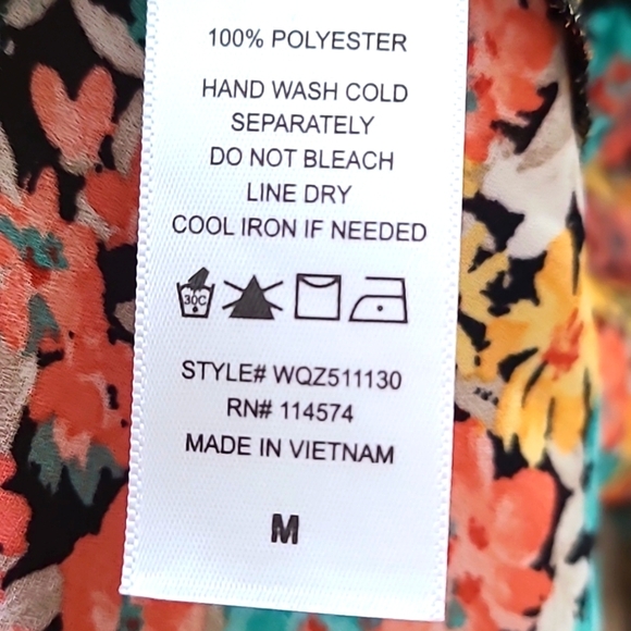 Pleione Colorful Flowers Top, Short Sleeves, V-neck in the Back, Size Medium - Picture 10 of 10